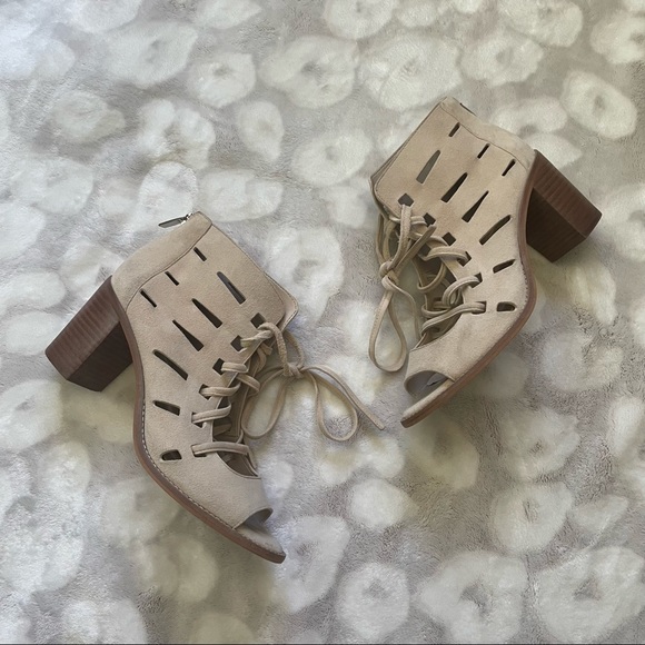 Vince Camuto Shoes - Vince Camuto Cream Tressa Lace Up Heel Sandals Size 7